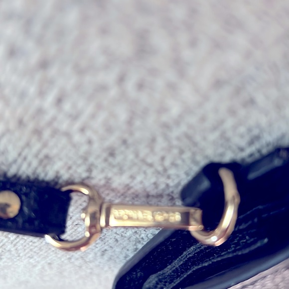 ❌SOLD!!❌Michael Kors wristlet - Picture 9 of 9